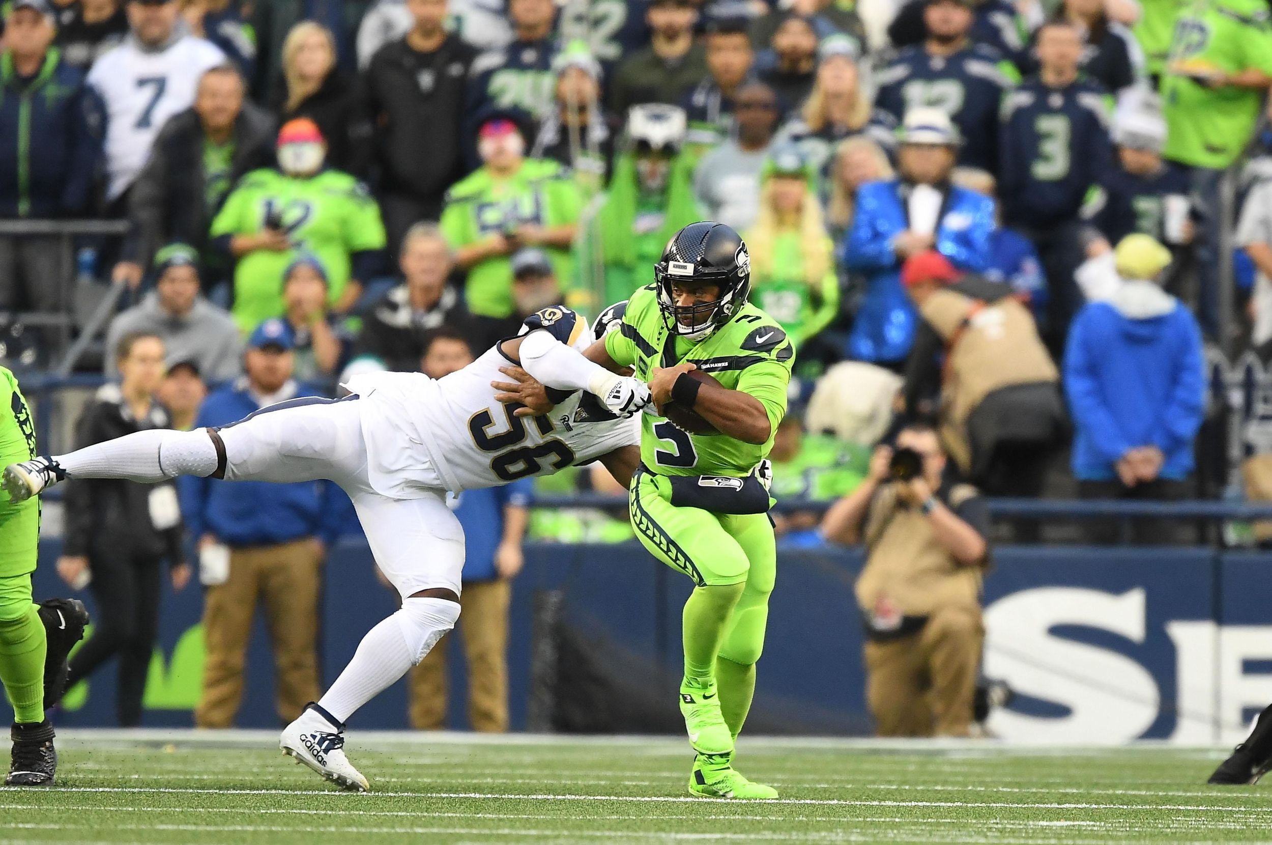 Russell Wilson Dazzles with 4 TDs as Seahawks Beat Rams 30-29 in