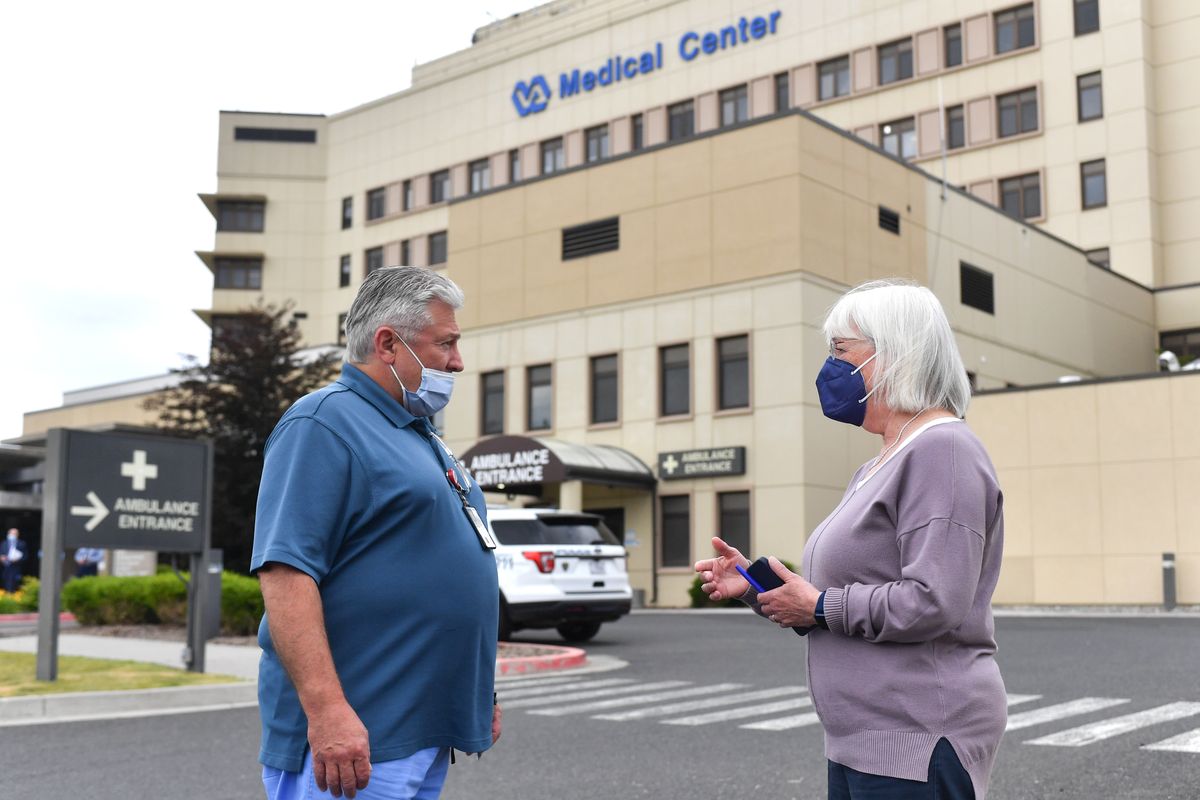 Sen. Patty Murray visits with VA emloyee Mark Daehn as she takes a tour of Mann-Grandstaff Medical Center after a news conference Thursday in northwest Spokane.  (Tyler Tjomsland/The Spokesman-Review)