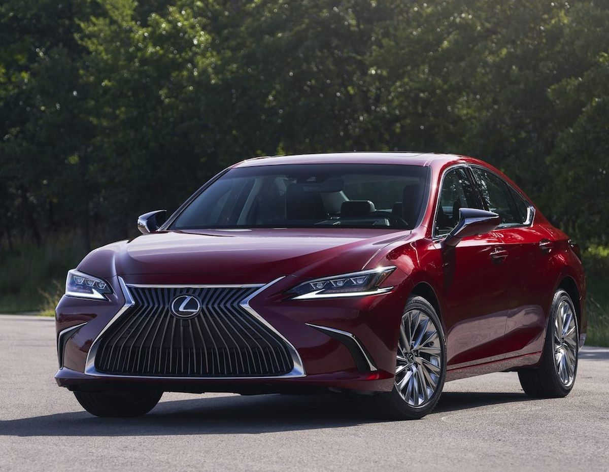Lexus used the opportunity of the makeover to sharpen styling. The 2019 ES bore a crisper look, with strong character lines, well-defined headlight assemblies and abundant chrome accents. (Lexus)
