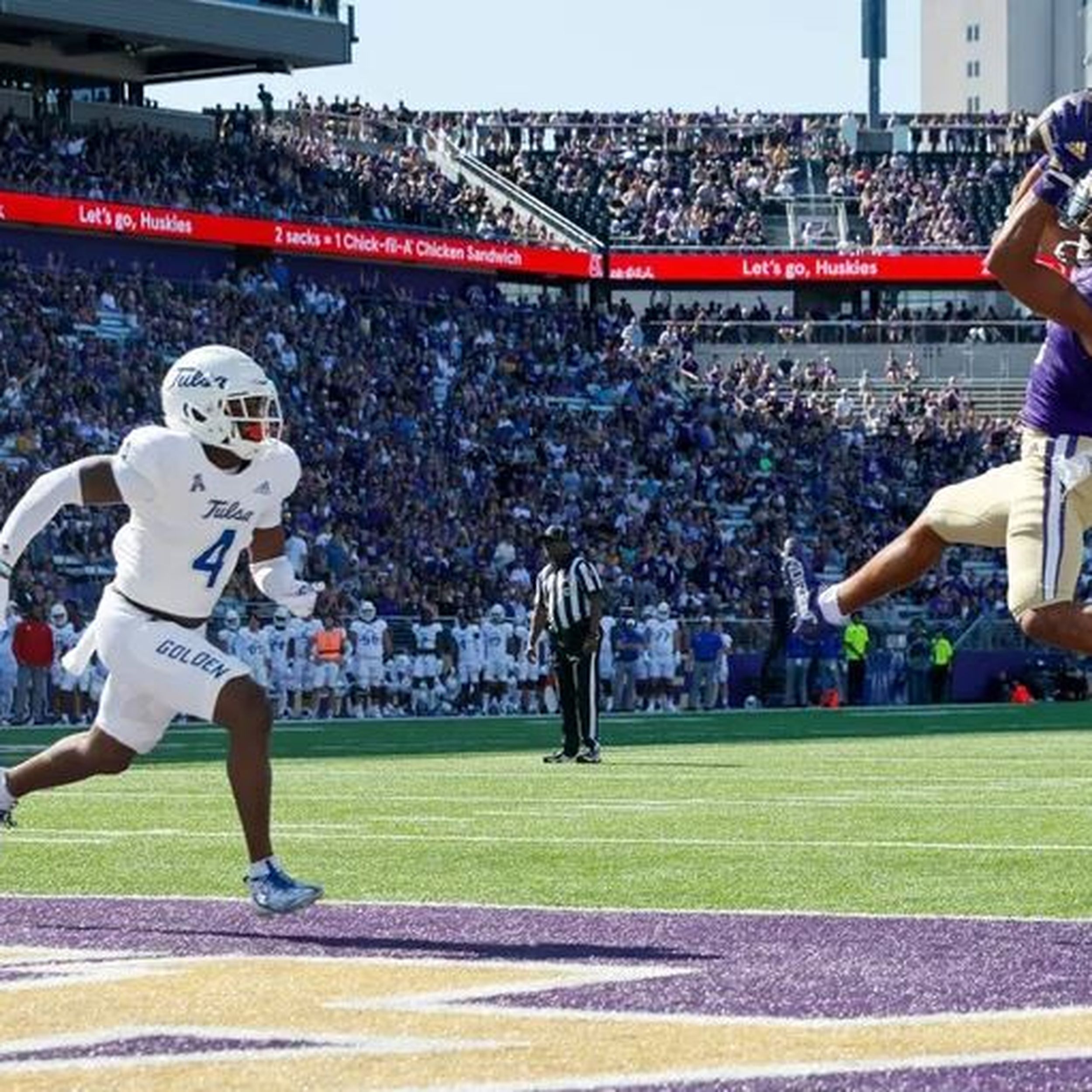 Unbeaten UW Huskies utilize small ball to hold off Arizona