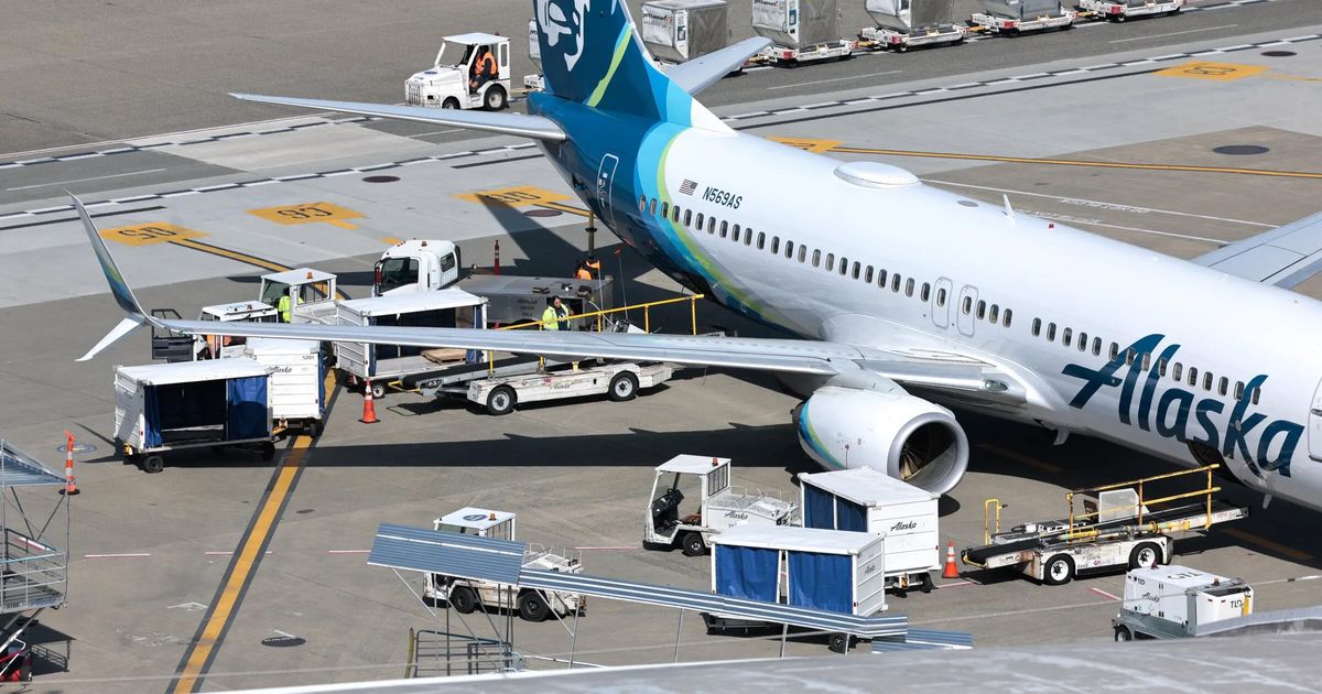 Alaska Airlines seeks to take on $1B in debt amid jet fuel price spike