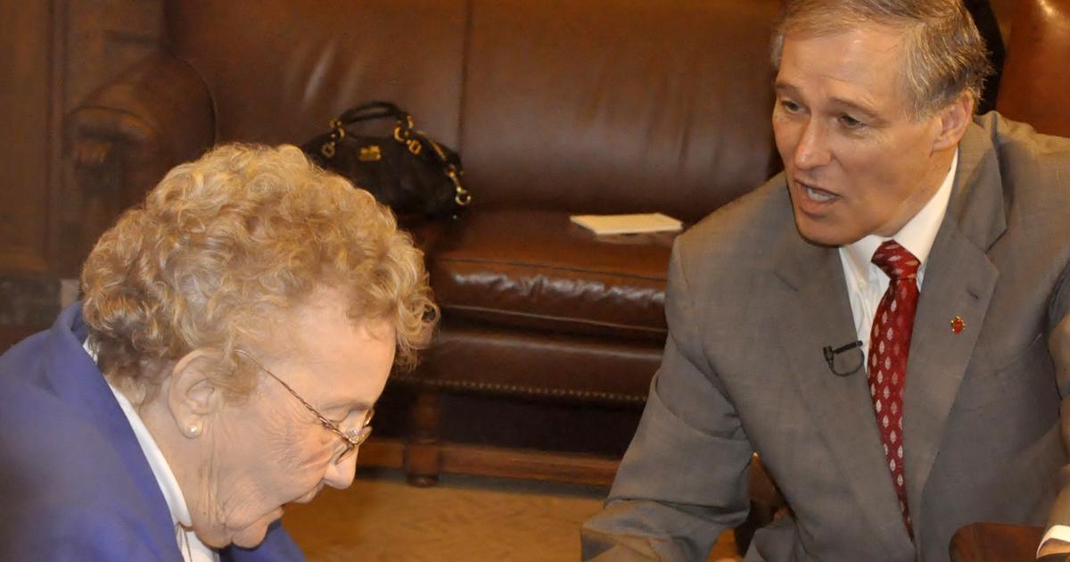 Gov. Jay Inslee honors woman who played baseball during World War II