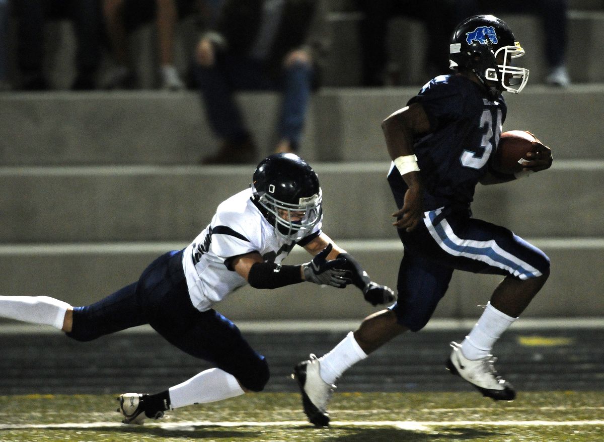 G-Prep’s Bishop Sankey slips past Matt Olson on a third-quarter TD run.  (Rajah Bose / The Spokesman-Review)
