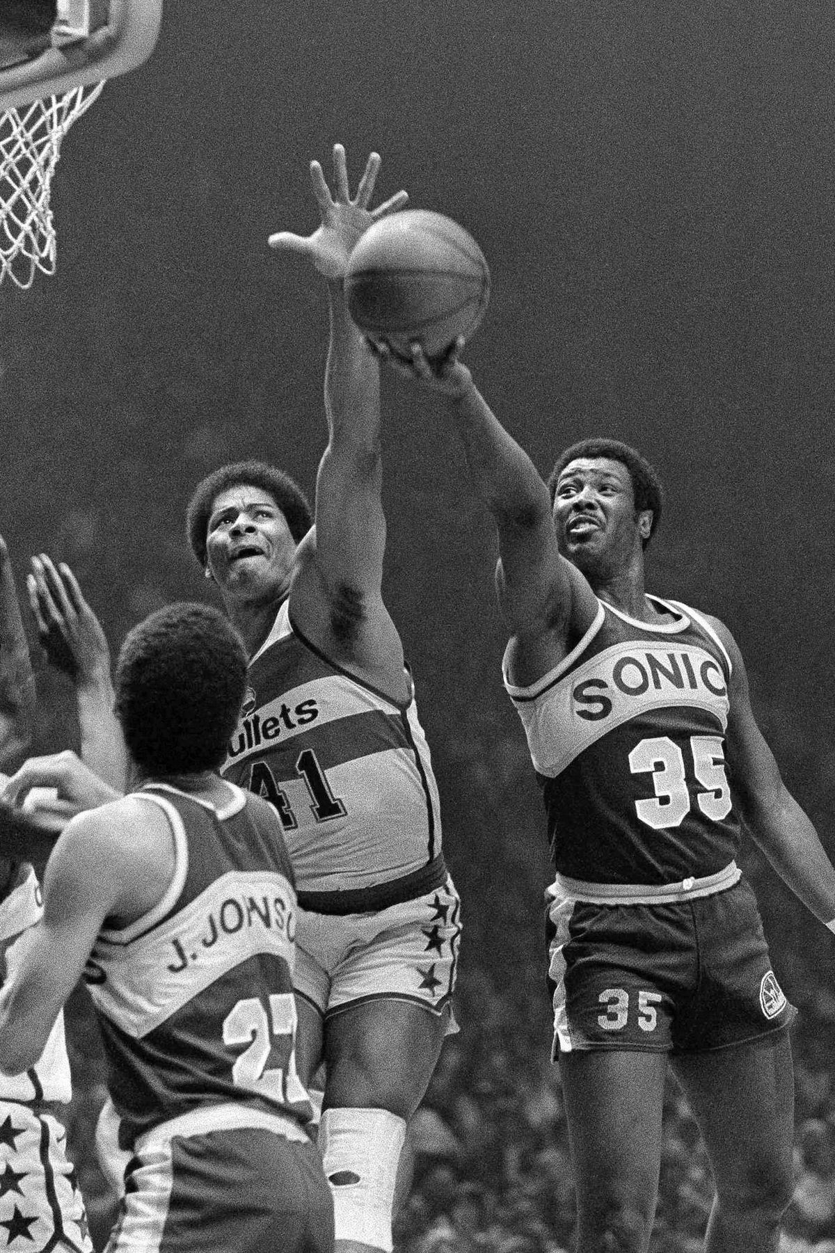 In this May 25, 1979 photo, Washington Bullets’ Wes Unseld (41) reaches to block a shot by Seattle Supersonics’ Paul Silas (35) during an NBA basketball game in Landover, Md. (Smith / AP)