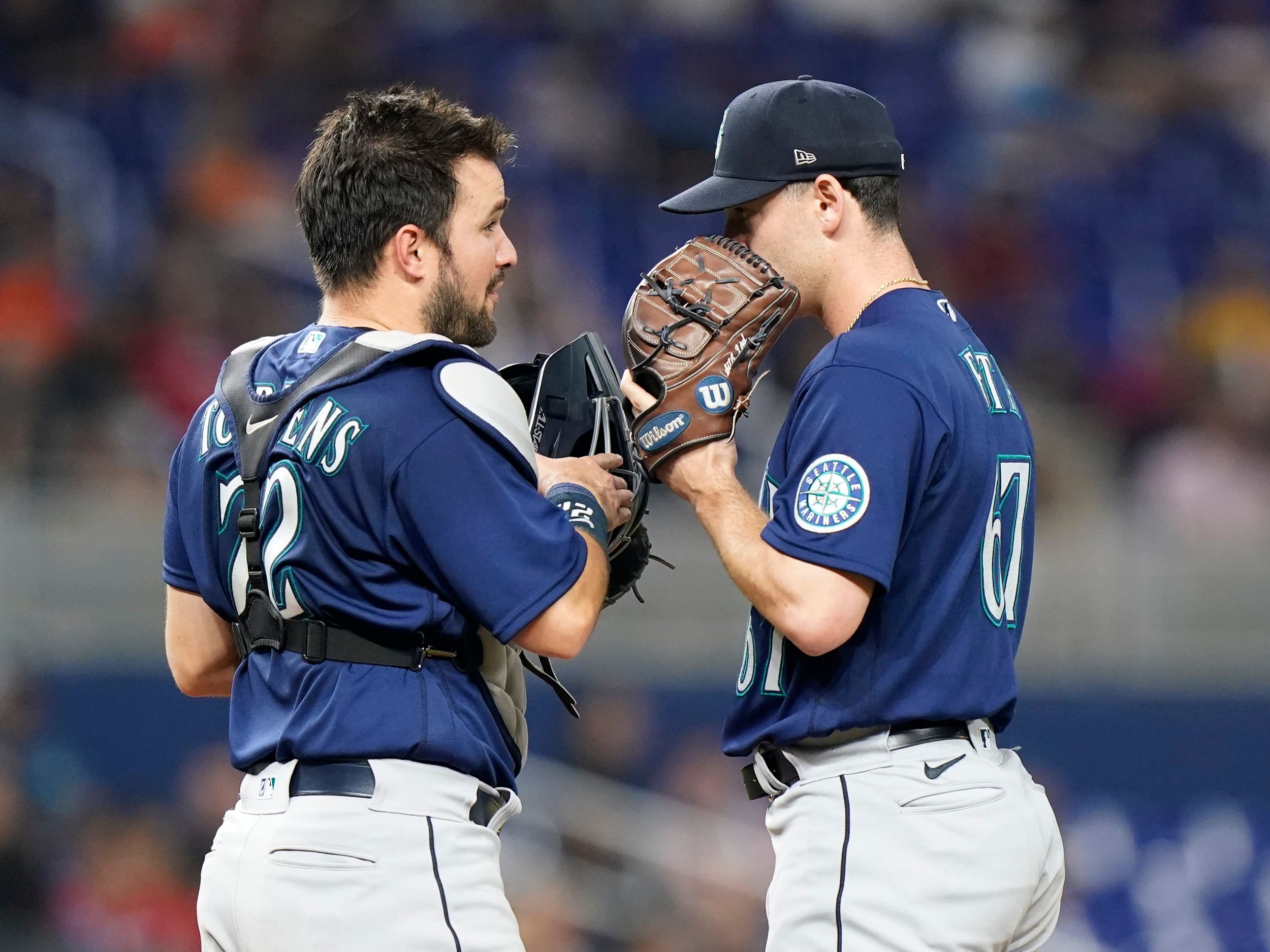 Mitch Haniger forced to leave Mariners game after fouling a ball off his  knee