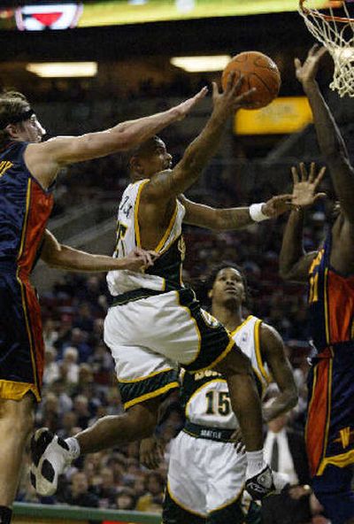 
Seattle SuperSonics' Earl Watson, center, drives to the basket. 
 (Associated Press / The Spokesman-Review)