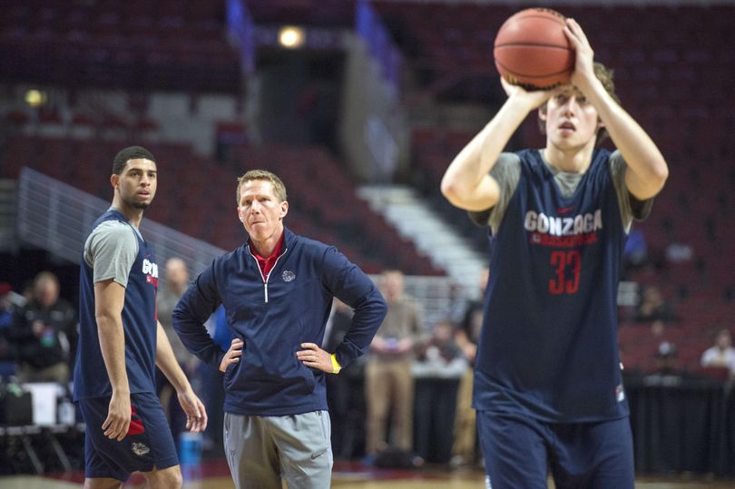Gonzaga’s Josh Perkins, left, and coach Mark Few watch Kyle Wiltjer shoot during practice on Thursday at the United Center in Chicago. (Dan Pelle / The Spokesman-Review)