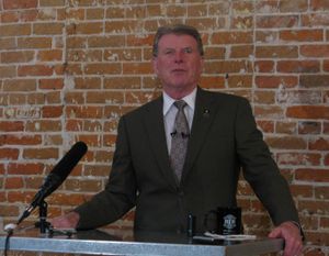 Gov. Butch Otter addresses the Idaho Press Club. (Betsy Z. Russell)