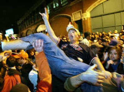 Red Sox feeding off Fenway Park playoff crowd