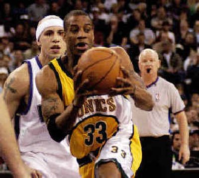 Seattle's Antonio Daniels leaves Mike Bibby behind.
(Associated Press / The Spokesman-Review)