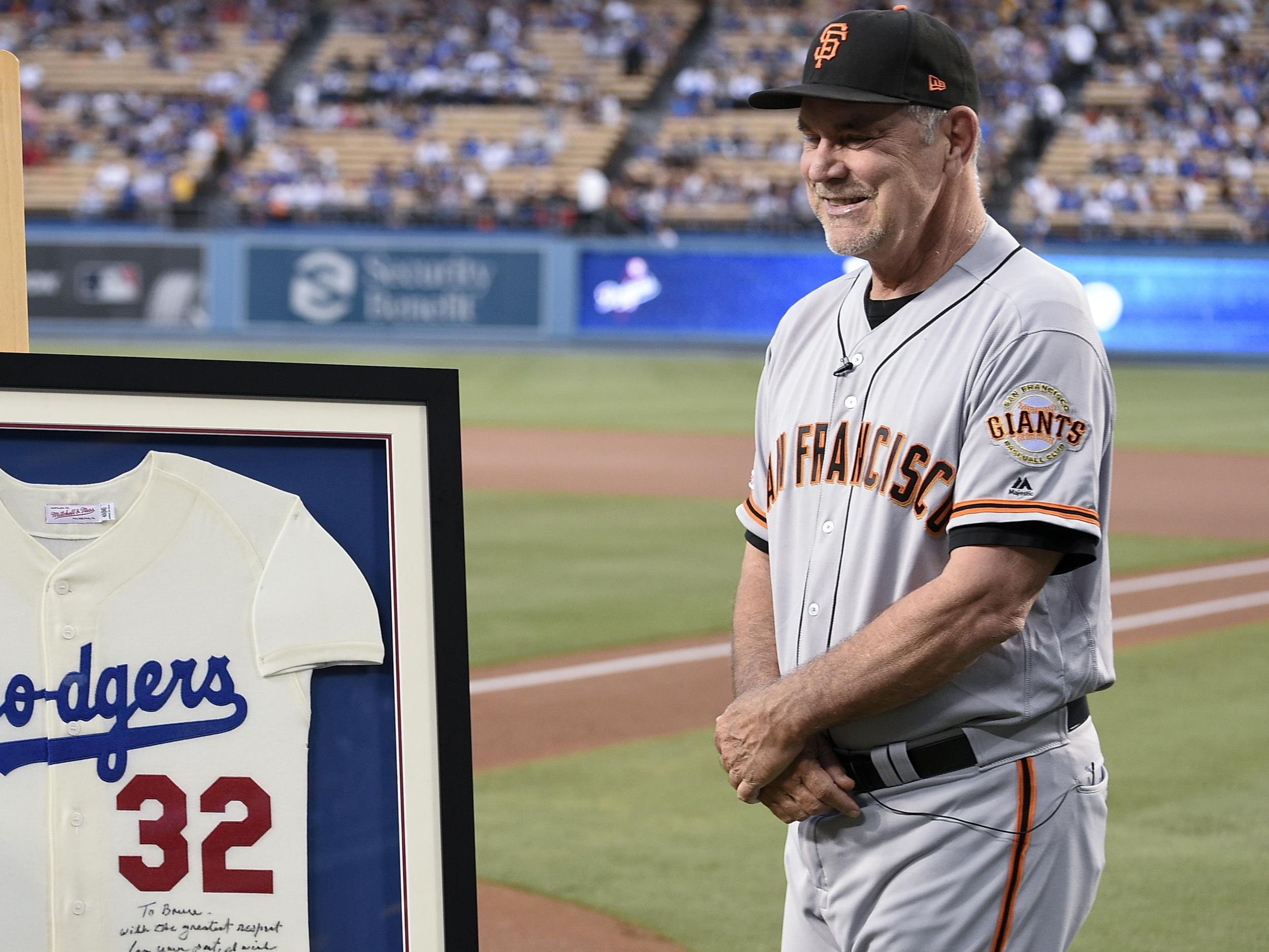 Dodgers fete Giants manager Bruce Bochy in final visit to L.A.