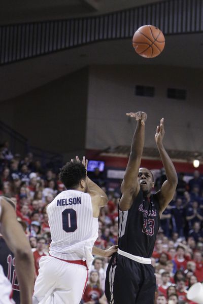 Santa Clara’s Jared Brownridge shoots against Gonzaga’s Silas Melson during the second half on Feb. 4. (Young Kwak / Associated Press)