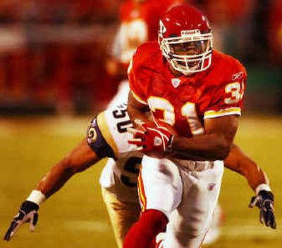 
St. Louis' Pisa Tinoisamoa (50) draws a bead on Chiefs running back Priest Holmes during first-quarter action Monday. 
 (Associated Press / The Spokesman-Review)