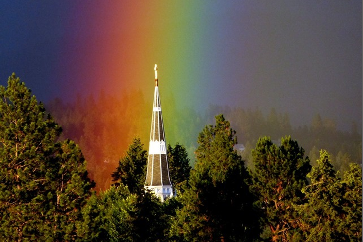 Of this fabulous photos (click photo arrows for 2 more), Don Sausser posts on Facebook: "Perfect rainbow weather at about 8:30, moisture in the air, a short opening in sun at the horizon and I was ready for it! Before fading it was evident as a half circle from the St Thomas