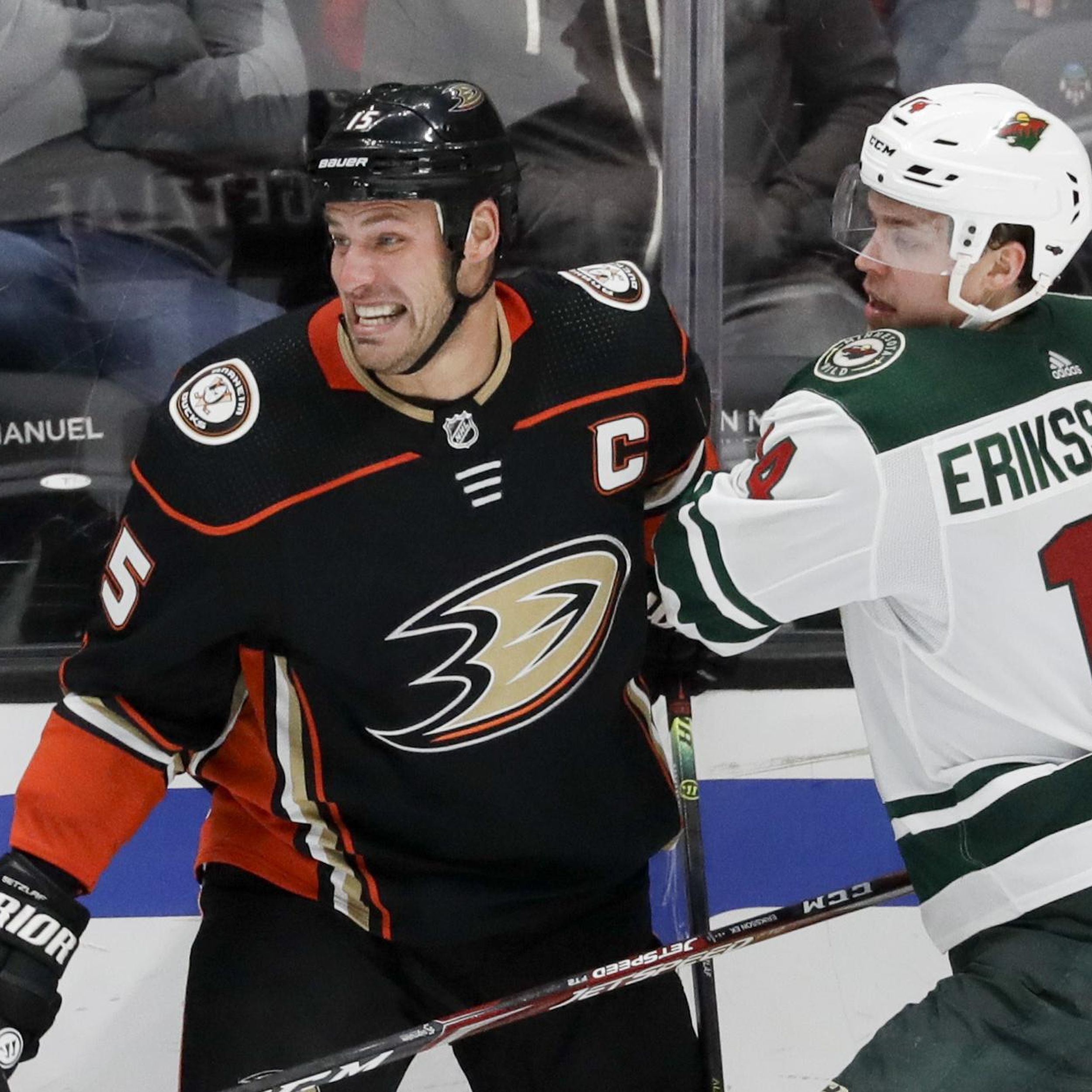 Corey Perry gets massive emotional standing ovation in Anaheim