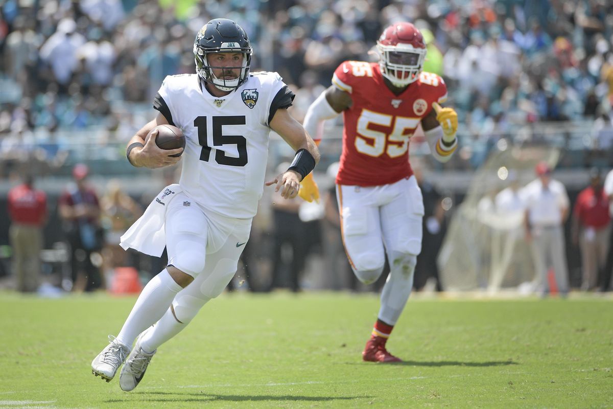 Jacksonville Jaguars quarterback Gardner Minshew (15) throws a