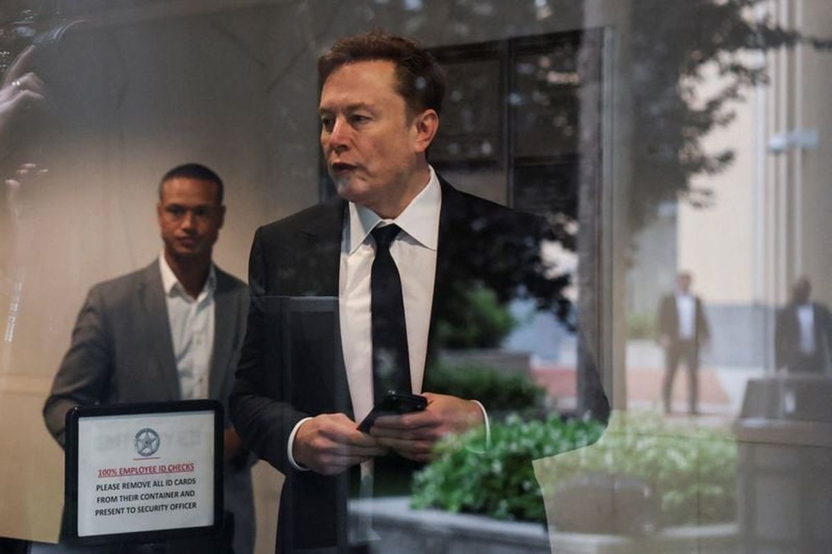 Elon Musk walks to attend the trial in his lawsuit over OpenAI for-profit conversion at a federal courthouse, in Oakland, California, U.S., April 30, 2026.  (Manuel Orbegozo/Reuters)