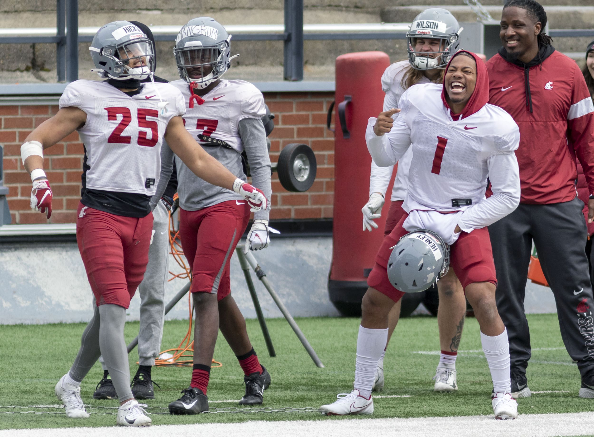 Washington State linebacker Daiyan Henley runs a drill at the NFL football  scouting combine in Indianapolis, Thursday, March 2, 2023. (AP Photo/Darron  Cummings Stock Photo - Alamy