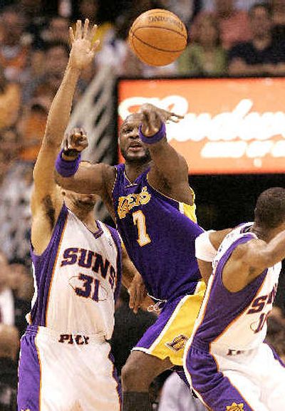 
Lamar Odom of the Lakers dishes off during the second quarter. 
 (Associated Press / The Spokesman-Review)