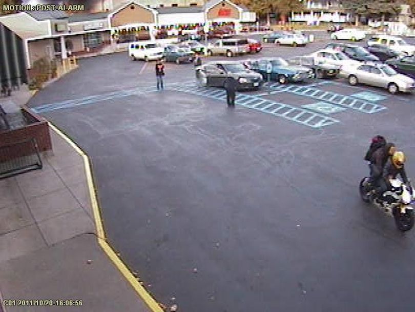 Spokane police are asking for helping identifying two people on a motorcycle who stole a disabled woman's purse last week. 

The woman was loading groceries into her vehicle in the Huckleberries market parking lot, 926 S. Monroe St., about 4 p.m. on Oct. 20 when two people on a motorcycle drove up grabbed her purse and fled through the parking lot.

Anyone with information is asked to call Crime Check at (509) 456-2233. (surveillence image)