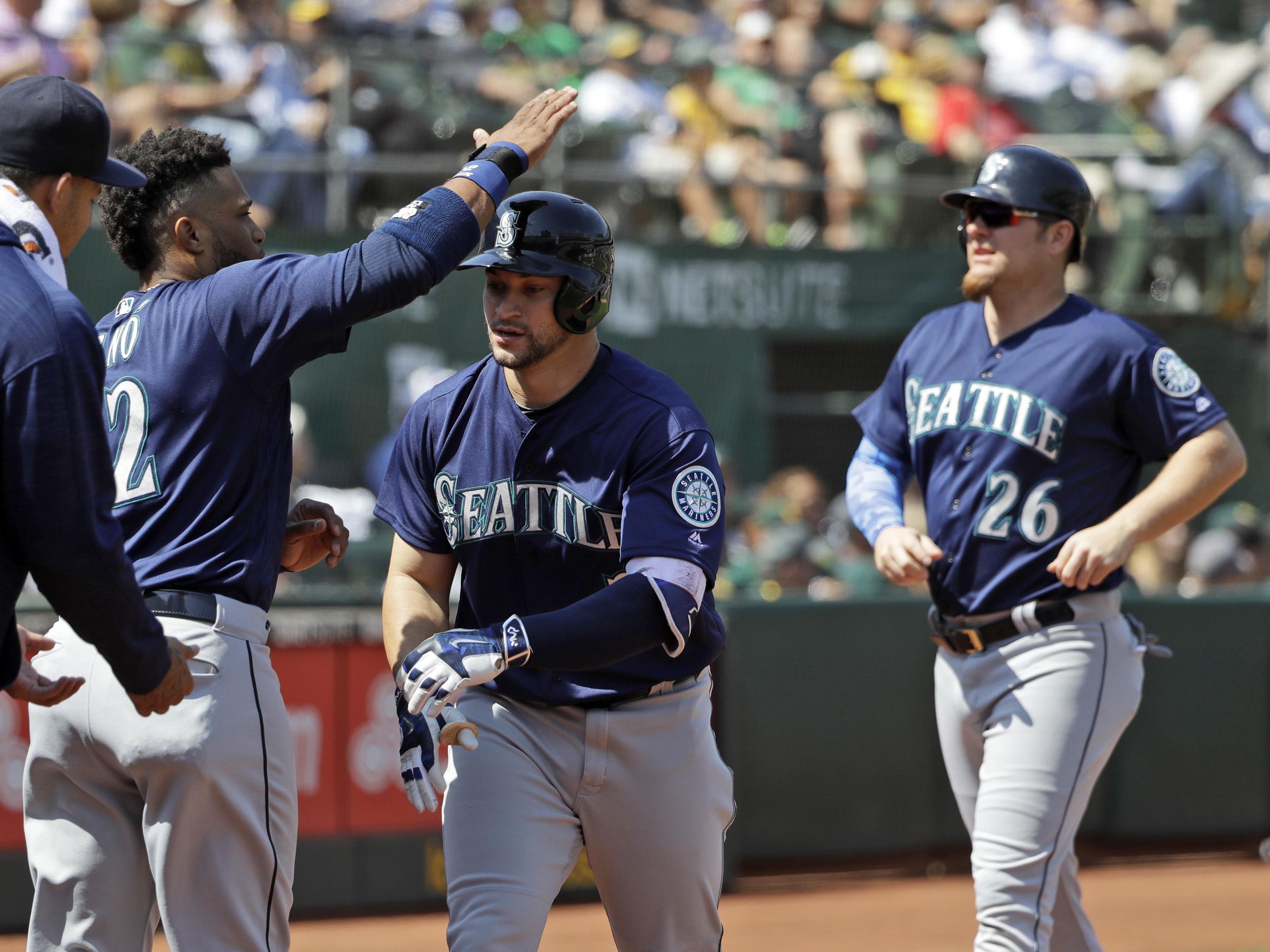 Mariners wait until 8th to get a hit, beat A's