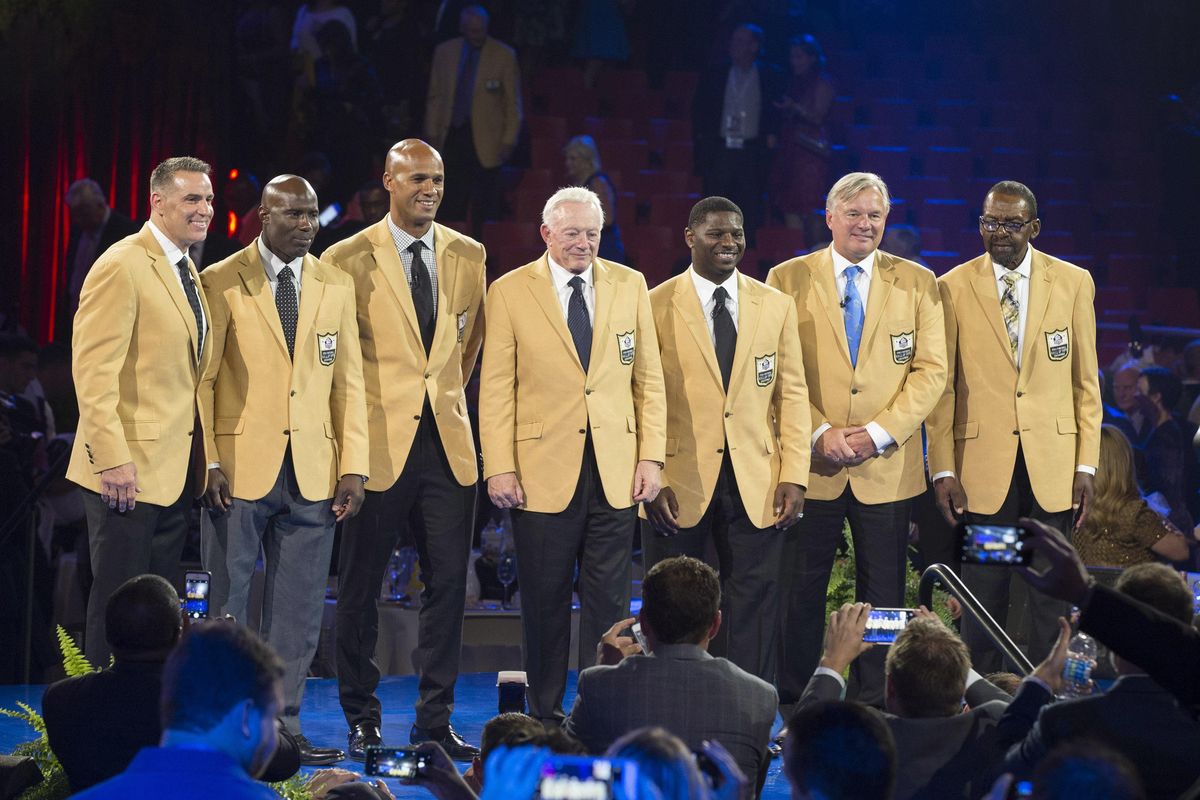 The 2017 Class of the Pro Football Hall of Fame pose during the Enshrinee