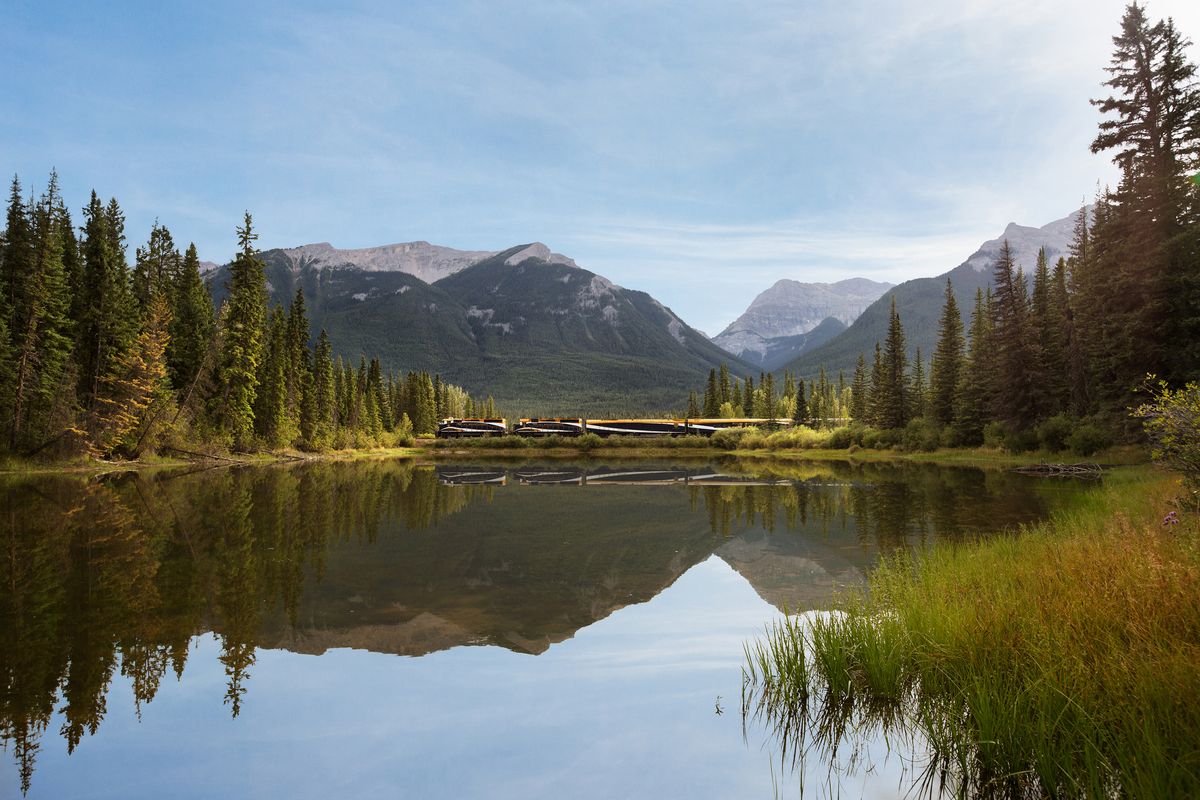 A Rocky Mountaineer train passes Mule Shoe Lake in Alberta, Canada, on the First Passage to the West route.  (Rocky Mountaineer/Rocky Mountaineer)