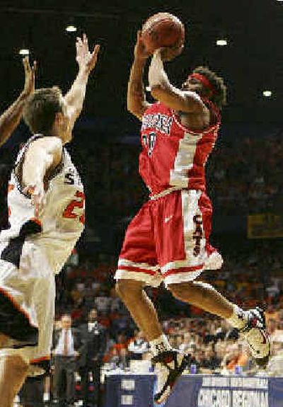 
Salim Stoudamire puts up the game-winning shot in Arizona's 79-78 win.
 (Associated Press / The Spokesman-Review)