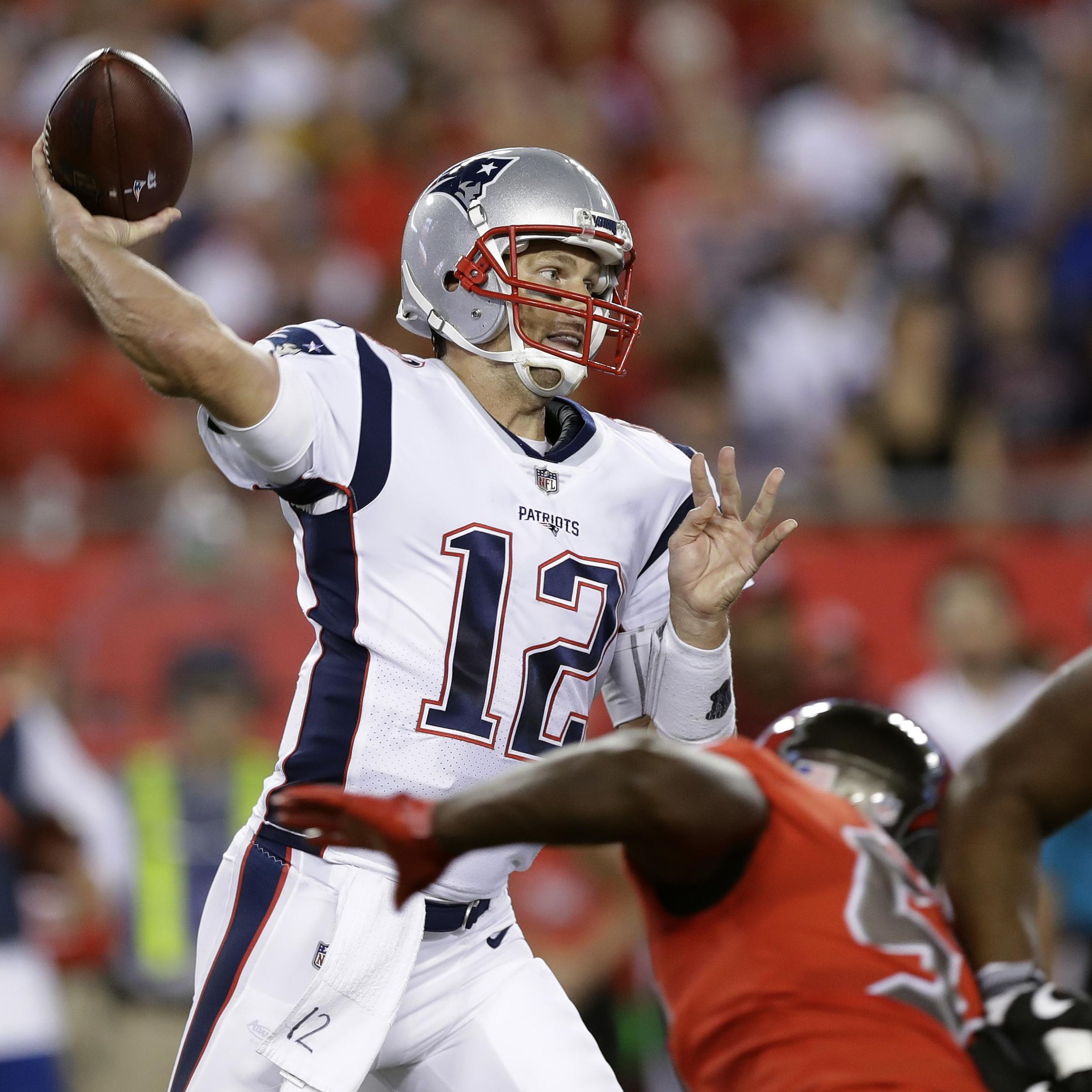 Brady throws for 303 yards, Patriots hold off Buccaneers