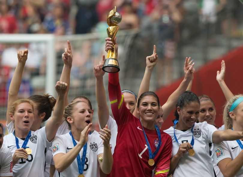 United States goalkeeper Hope Solo hoists the trophy as she and her teammates celebrate defeating Japan to win the FIFA Women's World Cup soccer championship in Vancouver, British Columbia, Canada, Sunday, July 5, 2015.   (Darryl Dyck/The Canadian Press via AP) MANDATORY CREDIT (Darryl Dyck / Cp)