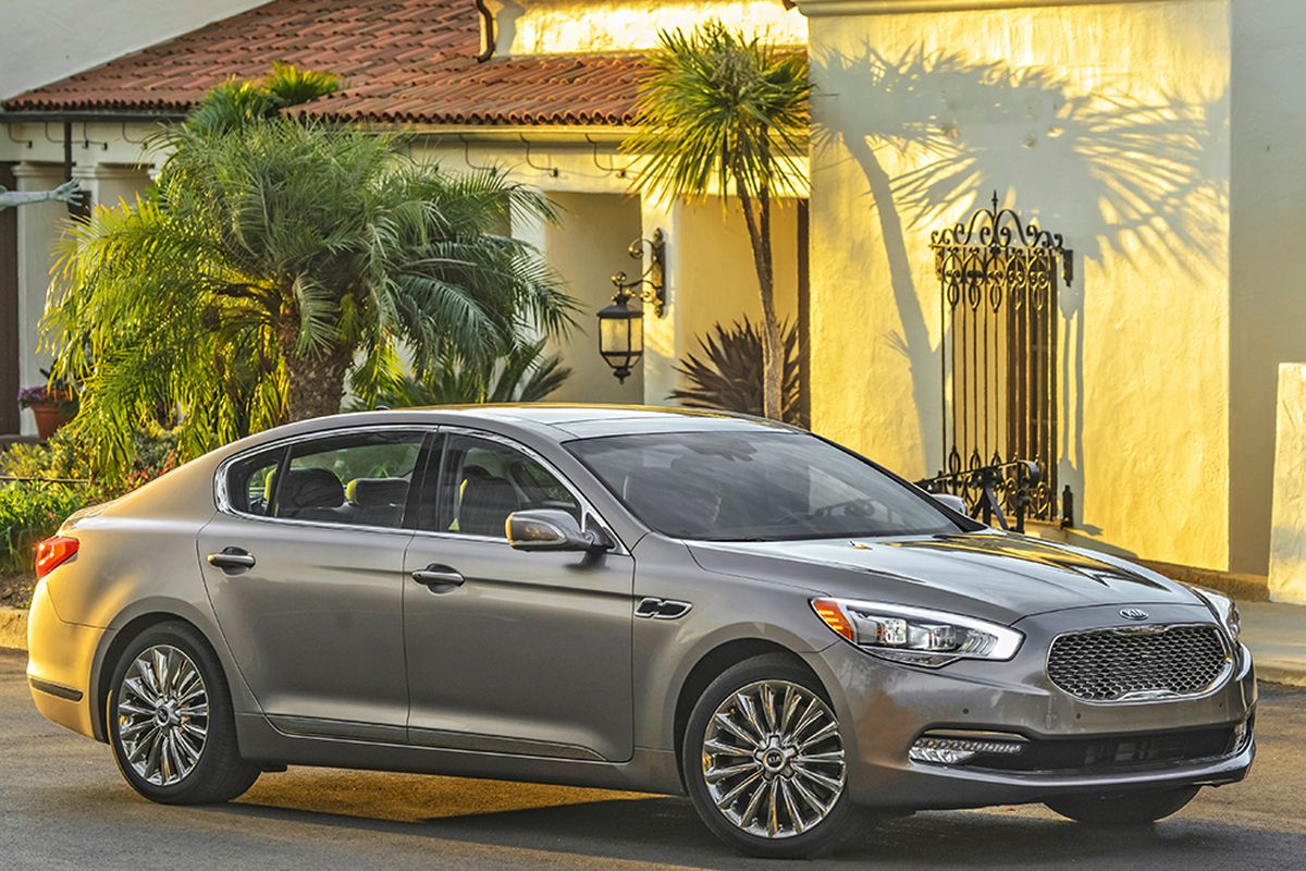 We’re deeply ensconced in the leathery confines of the 2016 Kia K900, a full-size luxury sedan from — yes — from Kia (Kia)