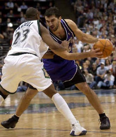 
Sacramento's Peja Stojakovic has had trouble shaking the defensive pressure of Minnesota's Trenton Hassell. Sacramento's Peja Stojakovic has had trouble shaking the defensive pressure of Minnesota's Trenton Hassell. 
 (Associated PressAssociated Press / The Spokesman-Review)