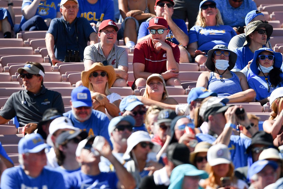 Toronto blue jays fans watch hi-res stock photography and images