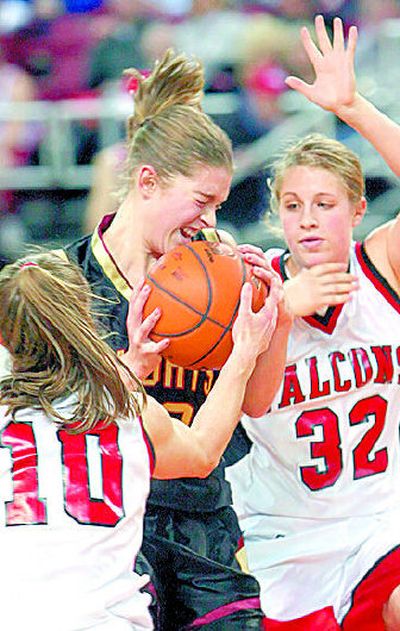 Roni Jo Mielke, left, and Jamie Larmer stop SC's Hilary Bosma. 
 (Kris Holland Special to the S-R / The Spokesman-Review)