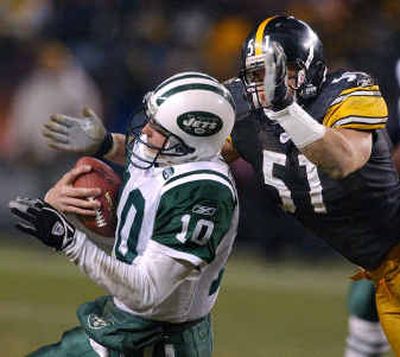 
Pittsburgh Steelers linebacker James Farrior, right, draws a bead on New York Jets quarterback Chad Pennington. 
 (Associated Press / The Spokesman-Review)