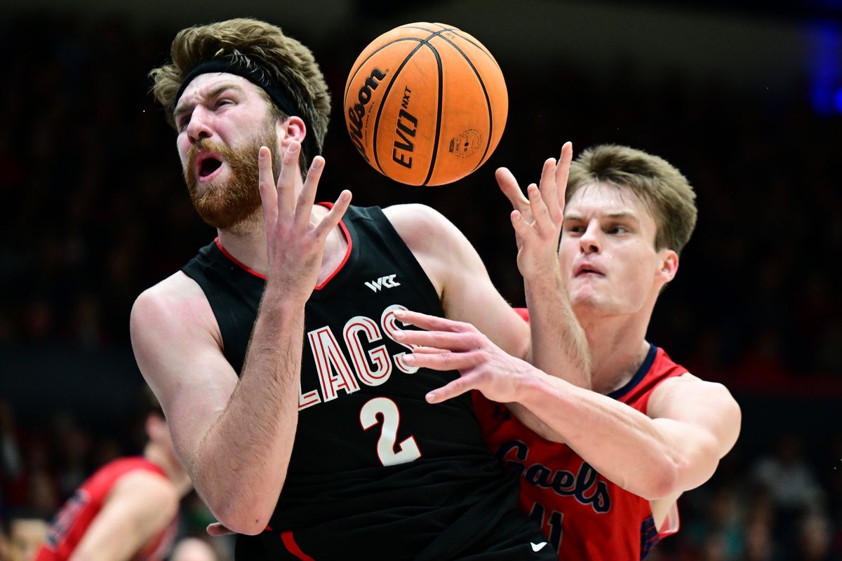 Gonzaga Bulldogs forward Drew Timme (2) works to the basket against St. Mary