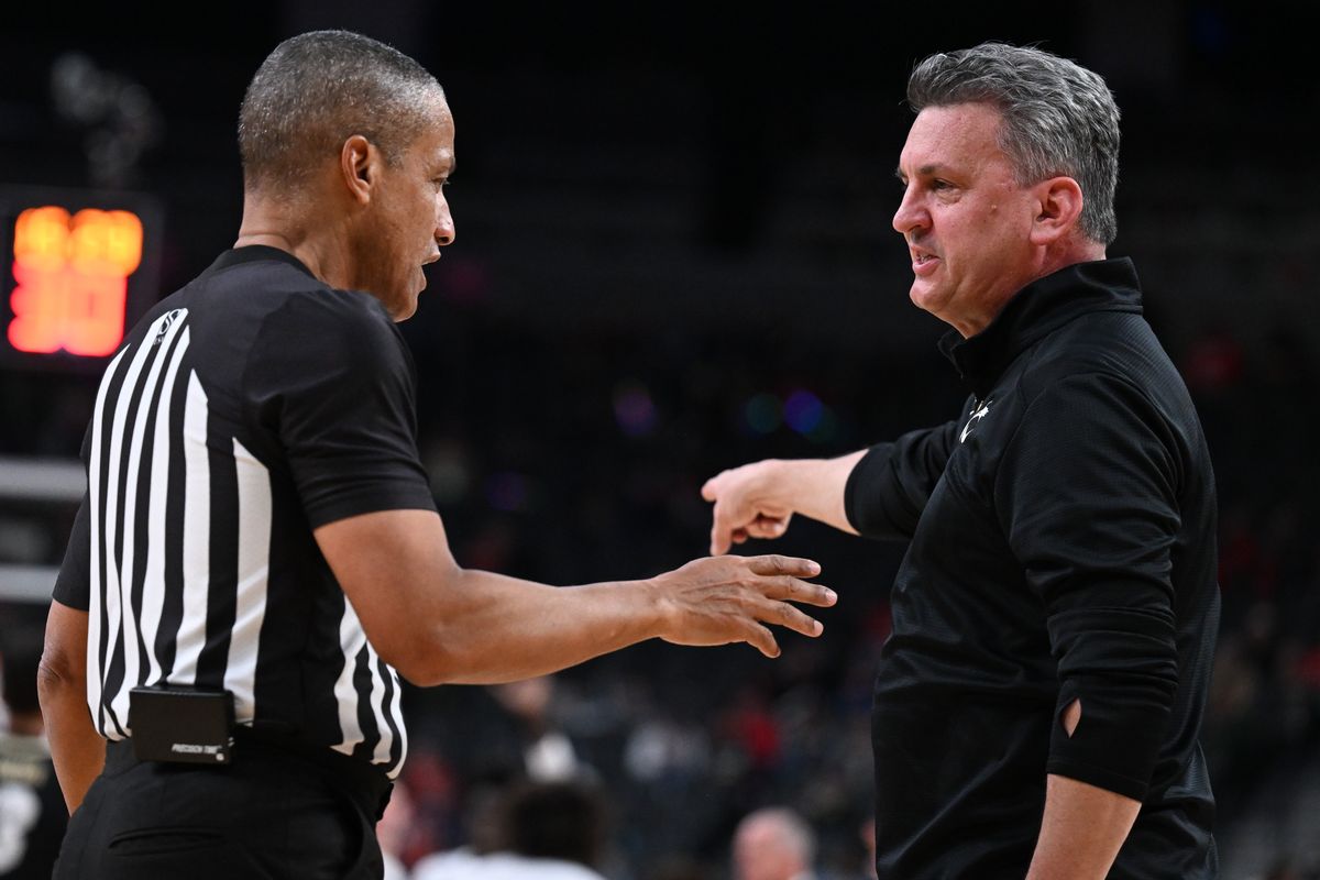 Washington State coach Kyle Smith makes his case to an official during the second half of Friday
