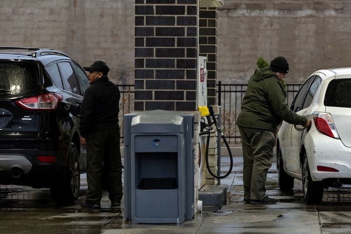 People fuel up their vehicles at a gas station on April 4 in Chicago.  (Jim Vondruska/Reuters)
