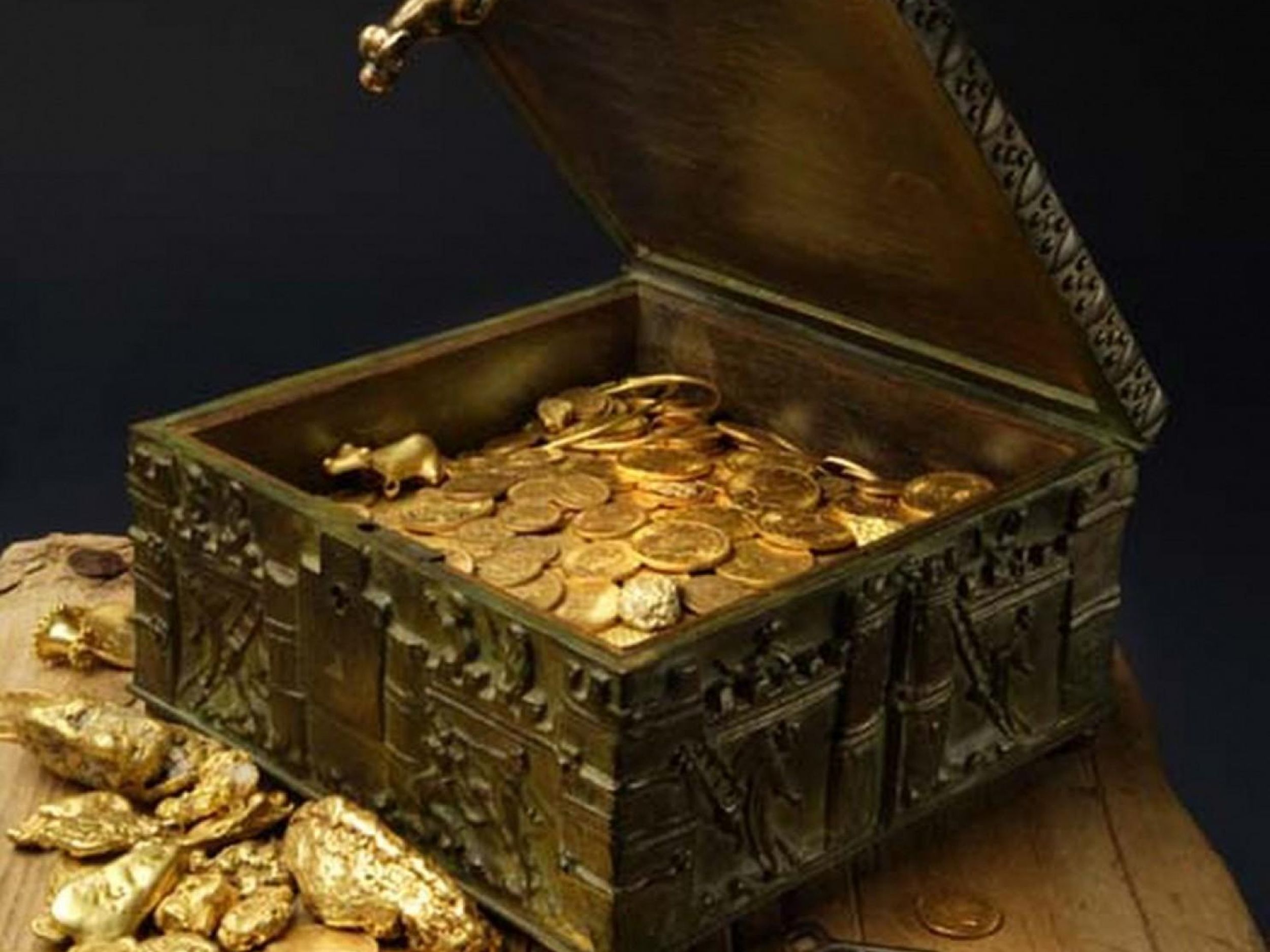 T treasure. Клад. Сундук с золотыми монетами. Сокровищница. Горы золота и драгоценностей.