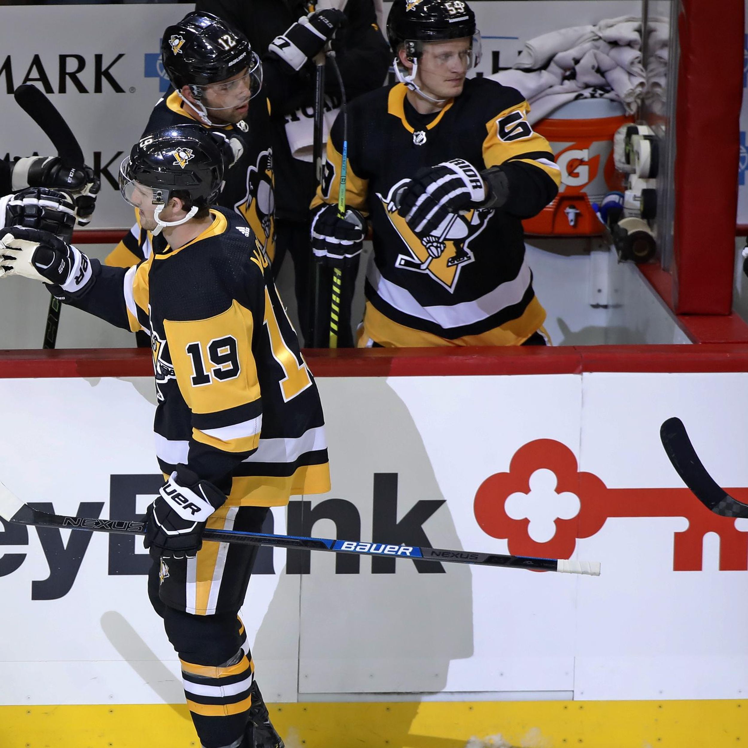 Lindholm's OT goal lifts Bruins over Penguins