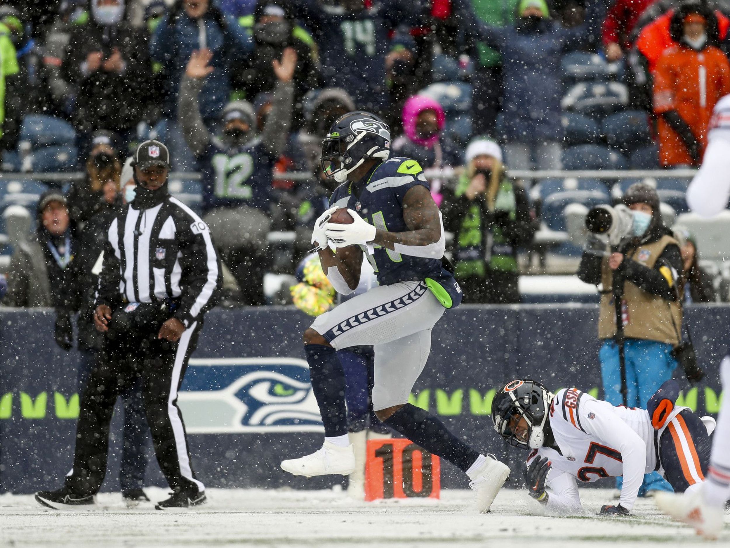 Snow is cleared at Seattle's Lumen Field ahead of Bears vs. Seahawks game