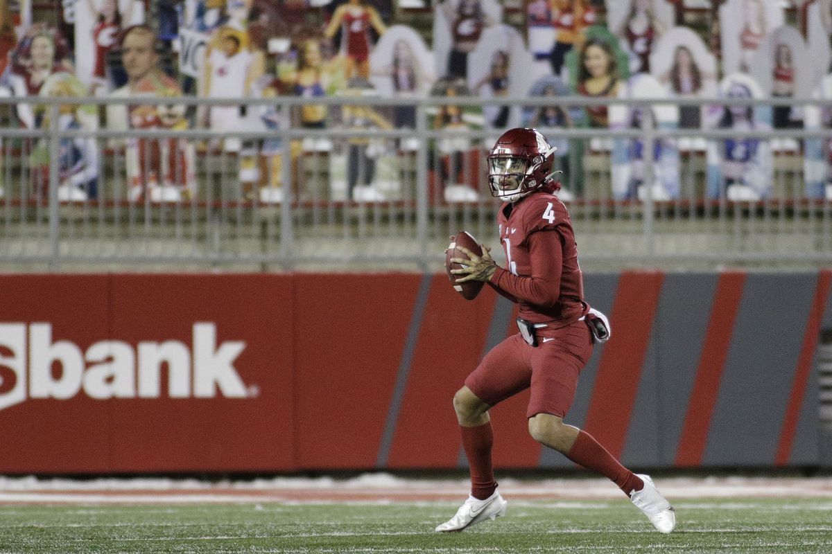 Washington State quarterback Jayden de Laura (4) looks for a receiver during the second half of an NCAA college football game against Oregon in Pullman, Wash., Saturday, Nov. 14, 2020. Oregon won 43-29.   (Associated Press)