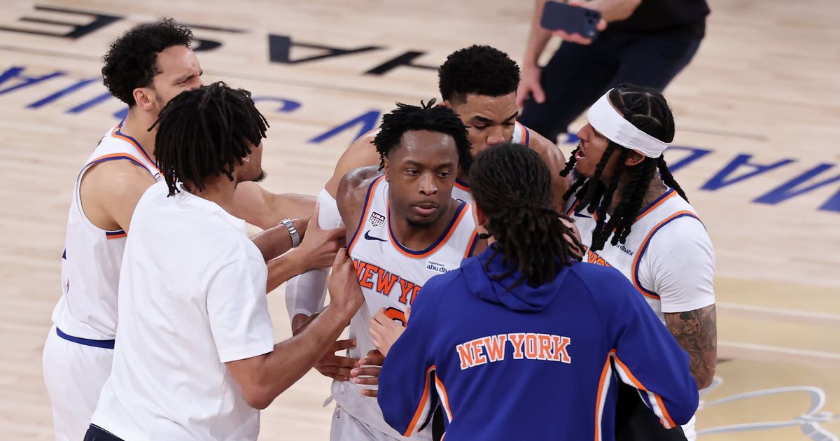 Knicks turn mental collapse into classic comeback to seize Game 4 of NBA Finals from Spurs