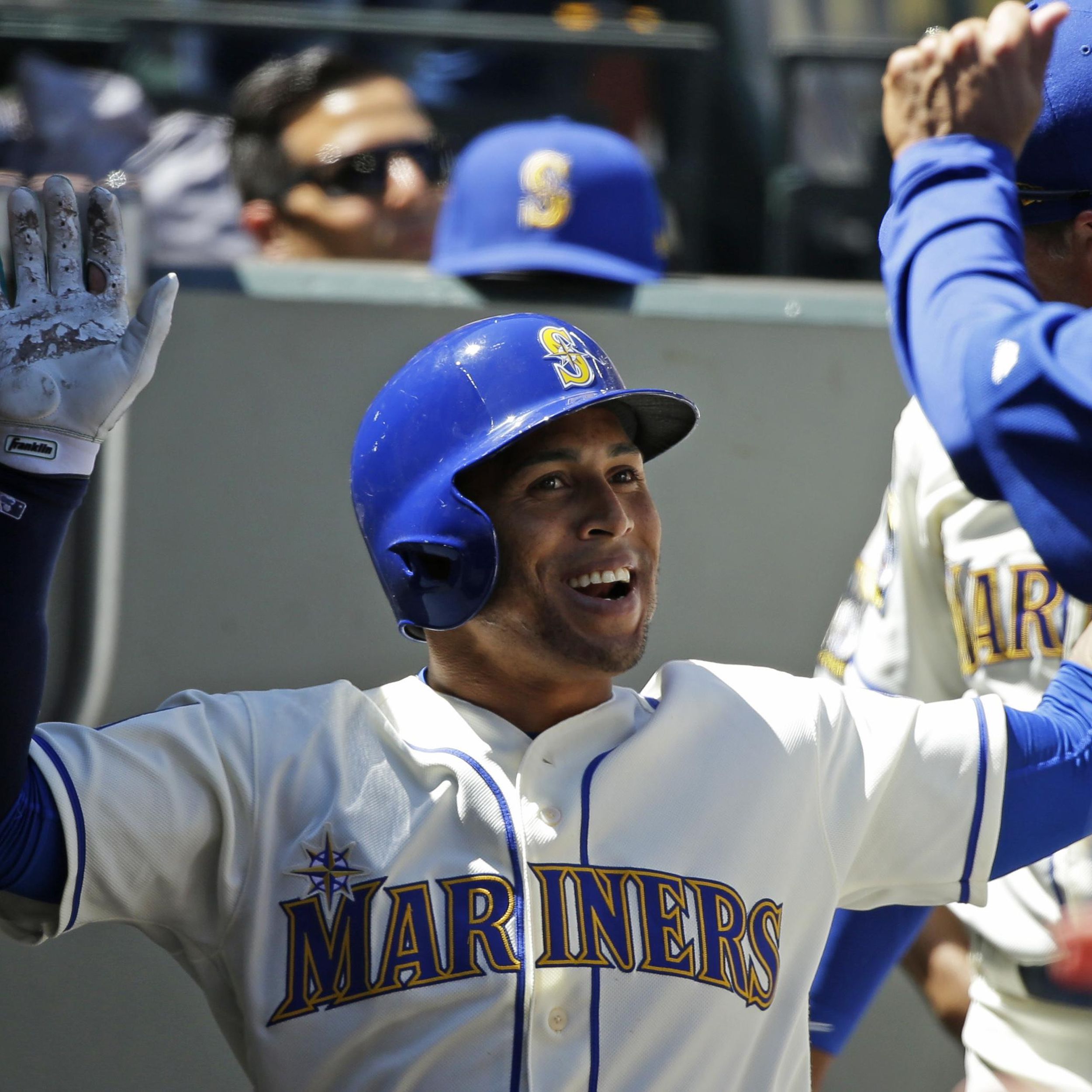 Mariners trade outfielder Leonys Martin to Cubs