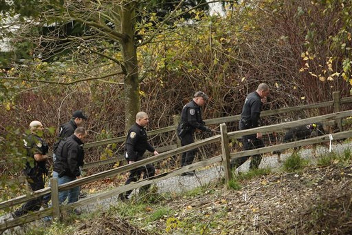 Members of the Seattle Police Department search Dr. Jose Rizal Park for the suspect in the killing of four police officers in Seattle, on Monday, Nov. 30, 2009.  (Kevin Casey / Associated Press)