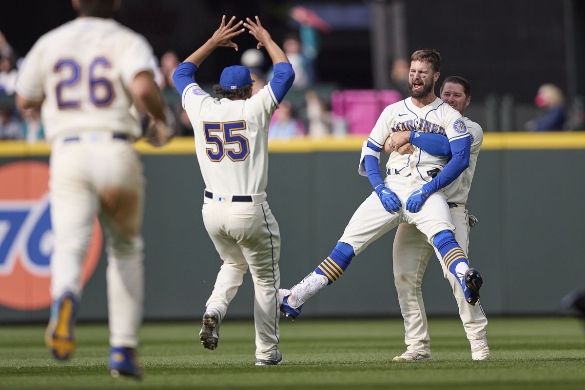 Jesse Winker wins it in 12th inning, Mariners complete homestand