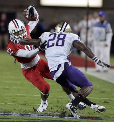 Arizona's Juron Criner (82) escapes the attempted tackle by Washington's Quinton Richardson (28) after catching a pass during the first quarter of an NCAA college football game at Arizona Stadium  in Tucson, Ariz., Saturday, Oct. 23, 2010. (John Miller / Associated Press)