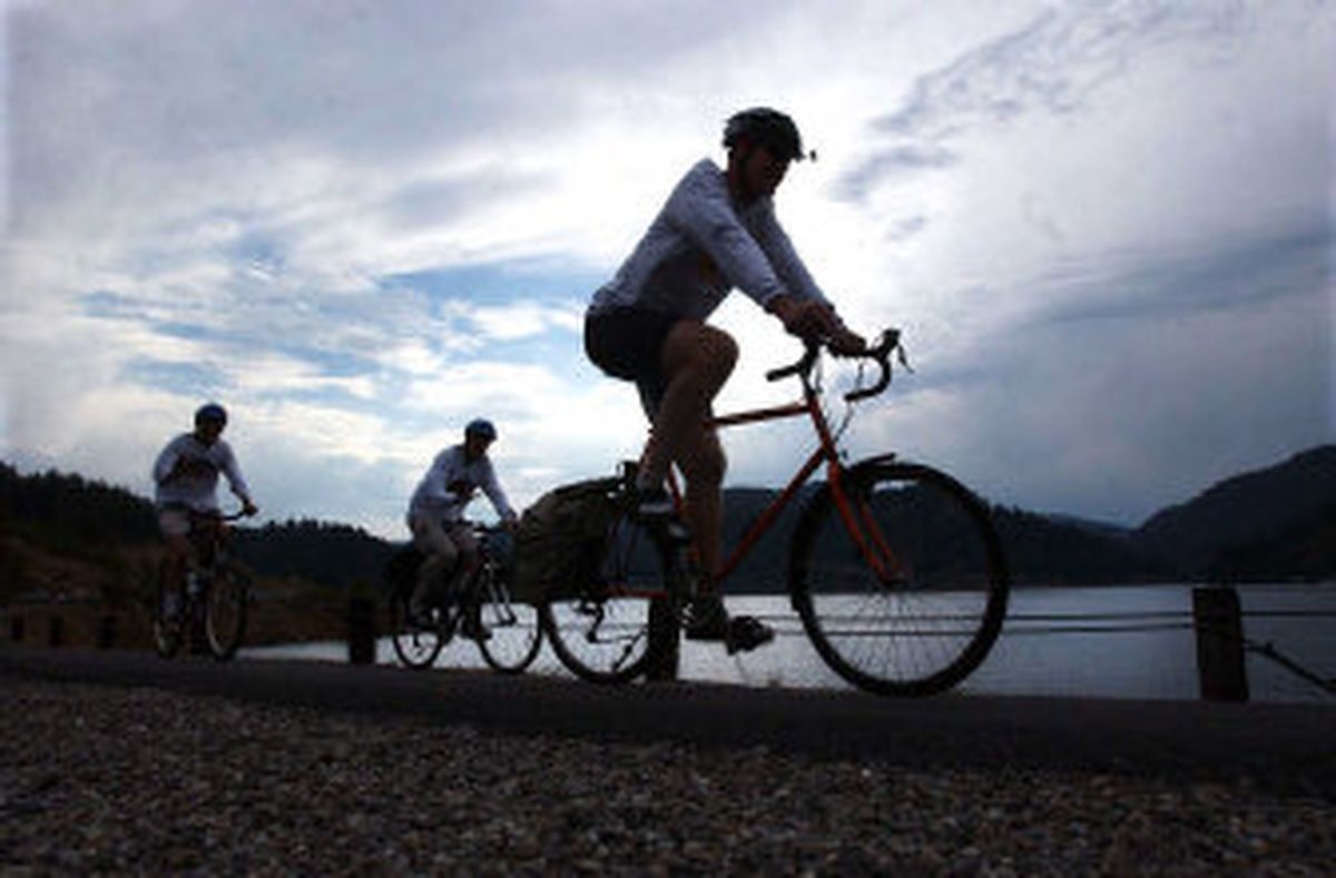 
Cyclists pedal along Lake Coeur d