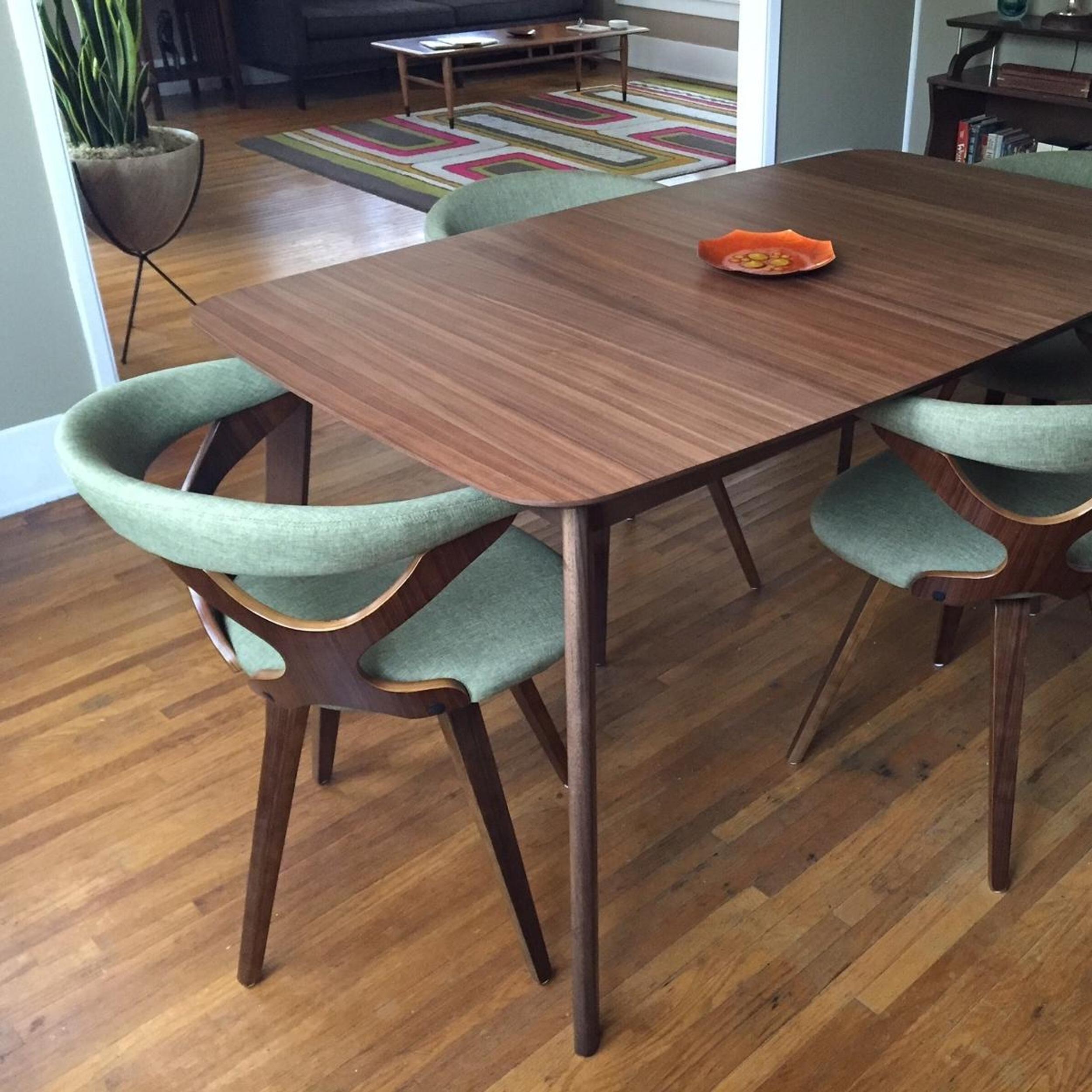 Mix and match is the modern way to furnish a dining room ...