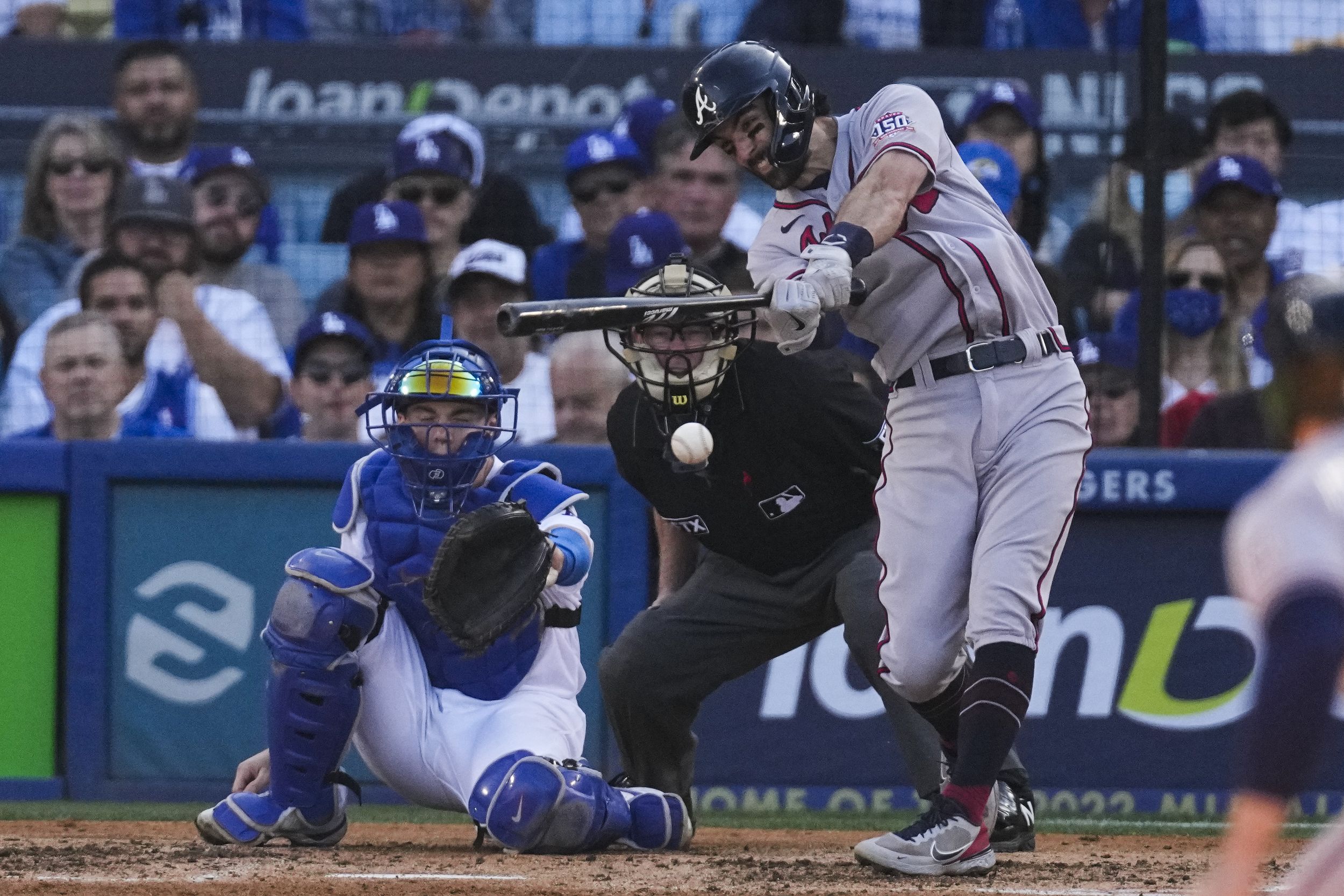 Cody Bellinger, Mookie Betts rally Dodgers, cut Braves' NLCS lead to 2-1